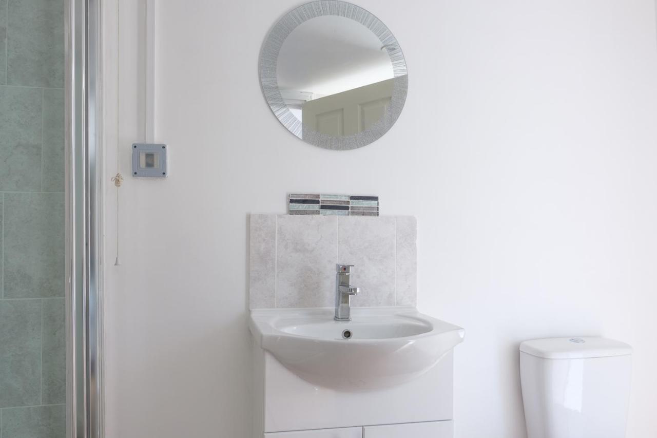 Dickens Suite- Cozy Suite 15Min Close To Gatwick Crawley  Exterior photo